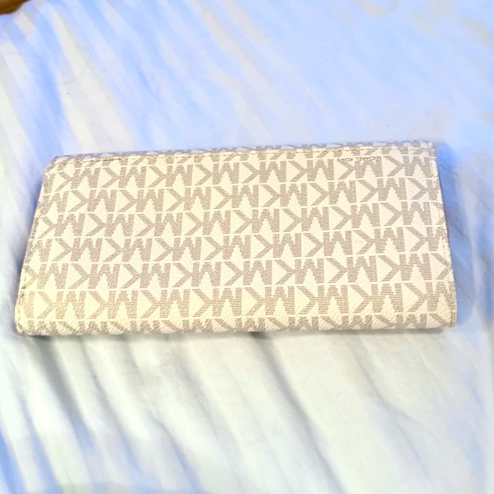 MK Gold Logo Cream Wallet - Picture 4 of 10